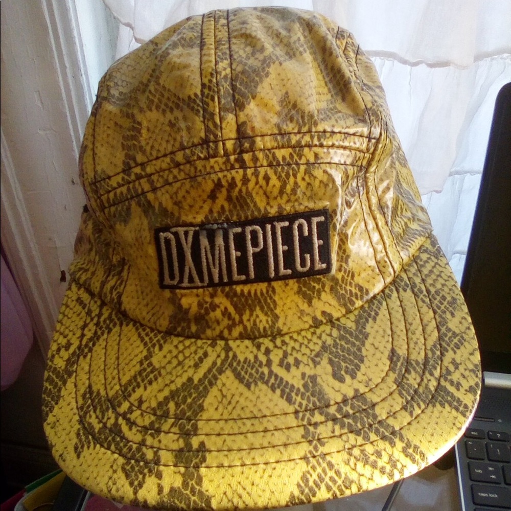 DXMEPIECE FAUX SNAKESKIN HAT